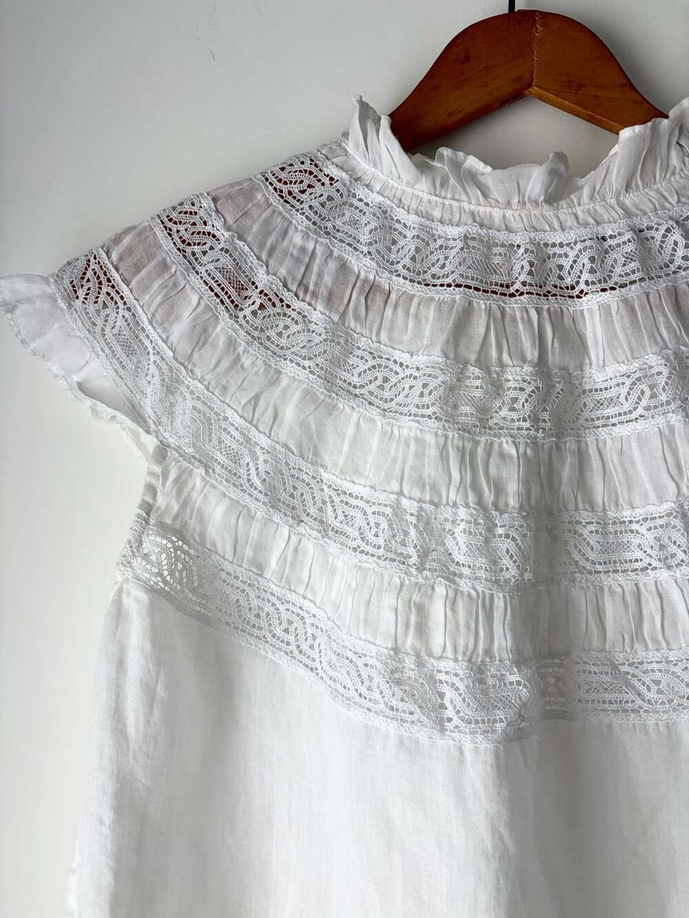 Women's White Intricate Lace-trimmed Flutter Sleeved Blouse by Frame XS